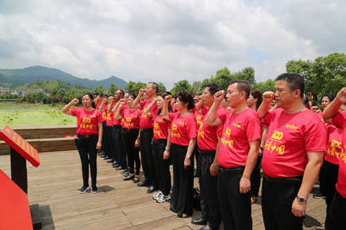 2集團(tuán)黨委書(shū)記、劉燕董事長(zhǎng)帶領(lǐng)大家重溫入黨誓詞 (1).jpg