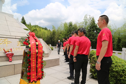 5瞻仰毛主席雕像.jpg